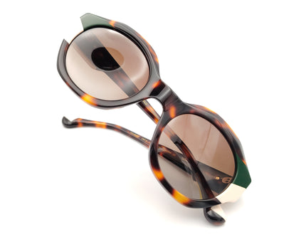 gafas de sol redondas carey con detalles en verde oscuro y crema en los extremos