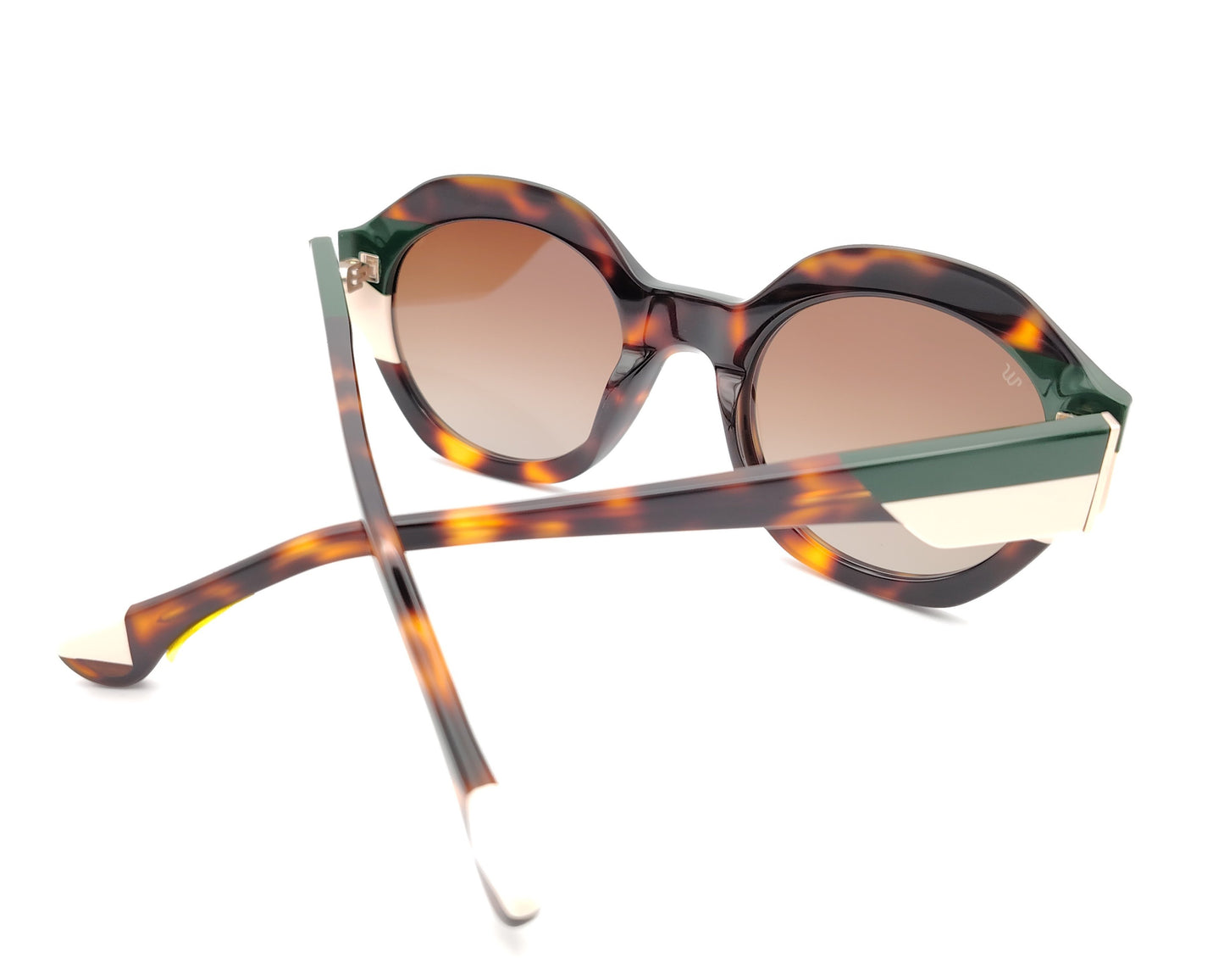 gafas de sol redondas carey con detalles en verde oscuro y crema en los extremos