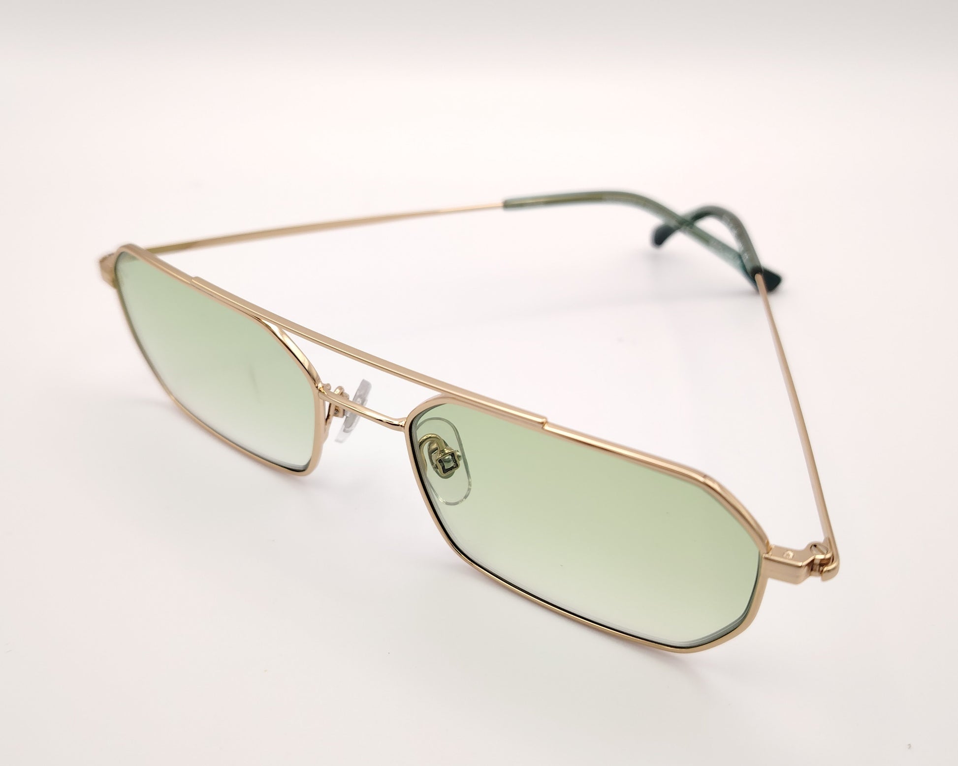 gafas de sol metalicas doradas rectangulares con doble puente y lentes fotocromaticas verdes