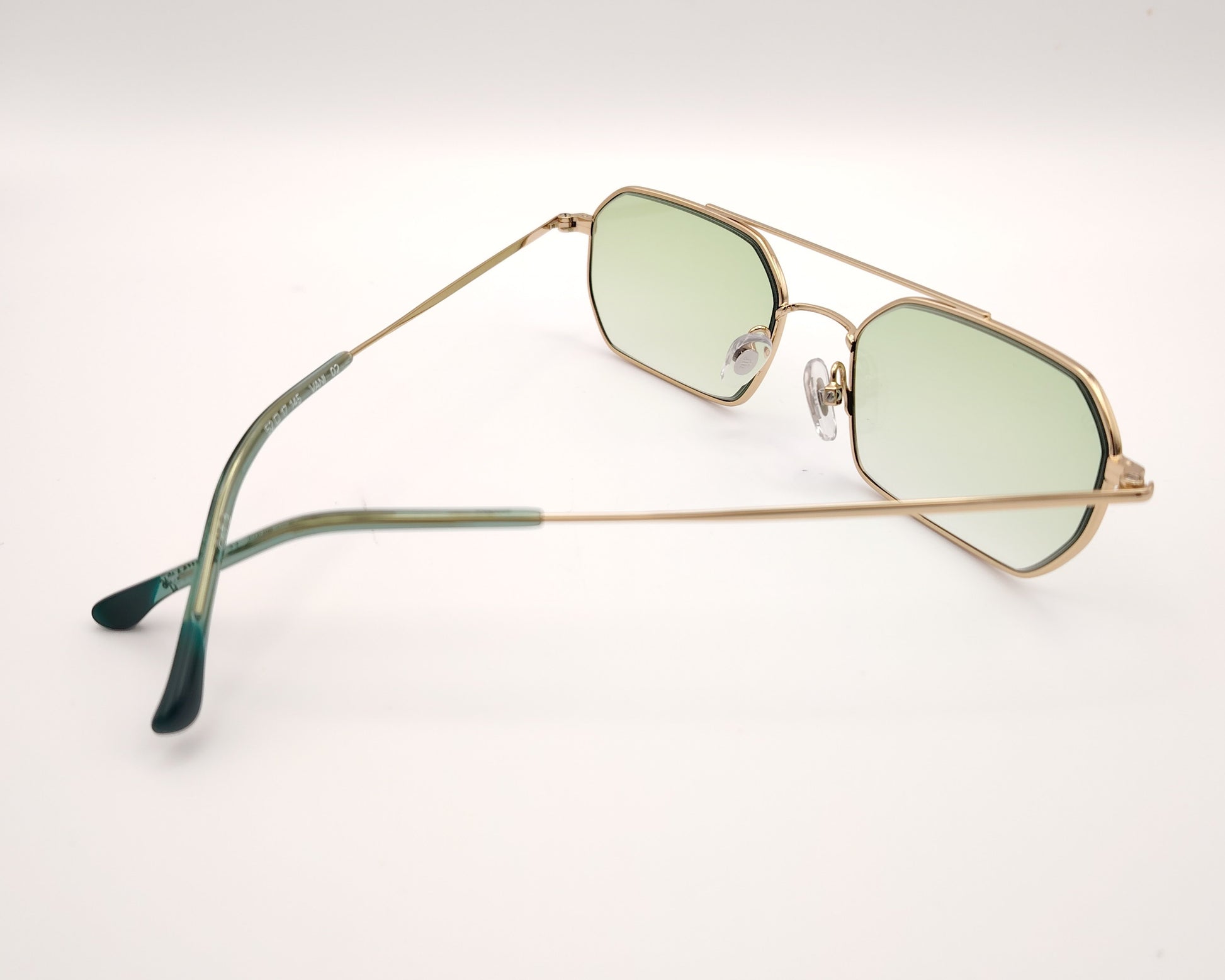 gafas de sol metalicas doradas rectangulares con doble puente y lentes fotocromaticas verdes