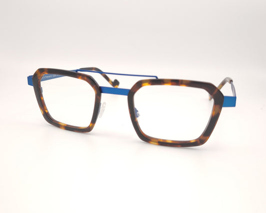 gafas de montura carey con forma cuadrada y varillas metálicas en azul eléctrico

