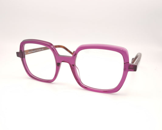gafas de acetato color berenjena traslúcido con forma cuadrada y varillas en tono carey

